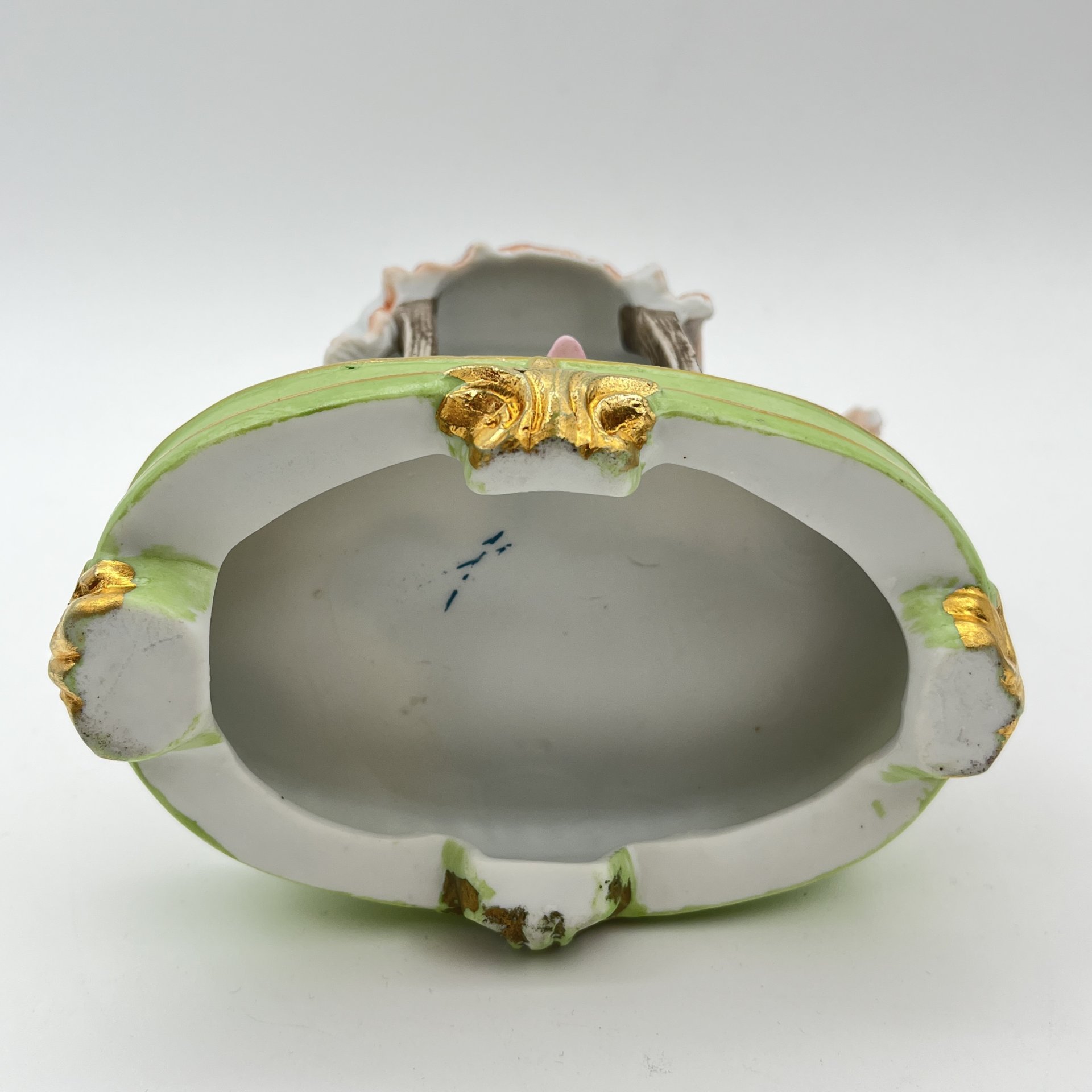 Статуэтка "Чаепитие" с изображением двух девушек за столом, бисквит, роспись, золочение, Европа, 1970-1990 гг.