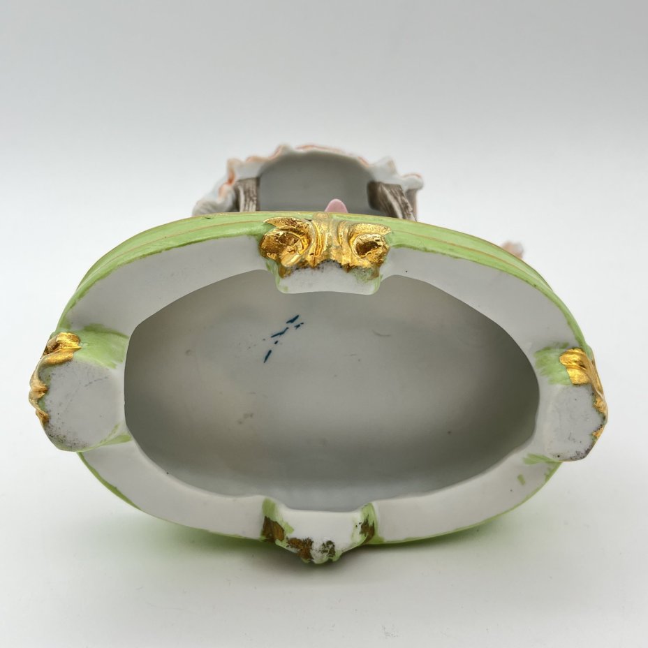 Статуэтка "Чаепитие" с изображением двух девушек за столом