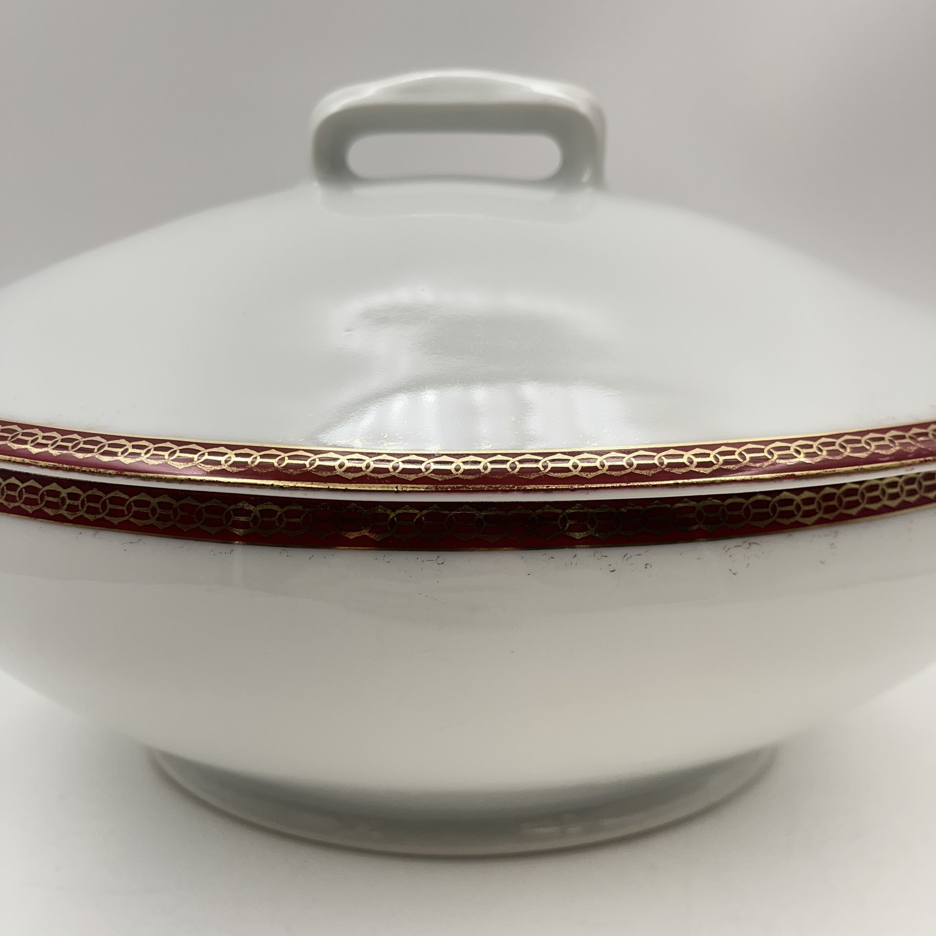 Супница (террина) с красно-золотой орнаментальной каймой, фабрика "Zeh, Scherzer & Co", фарфор, обводка, золочение, Германия, 1880-1918 гг.