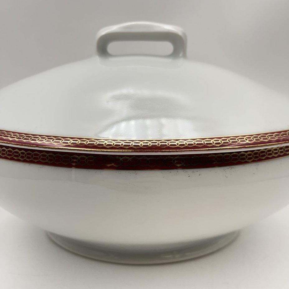 Супница (террина) с красно-золотой орнаментальной каймой, фабрика "Zeh, Scherzer & Co"