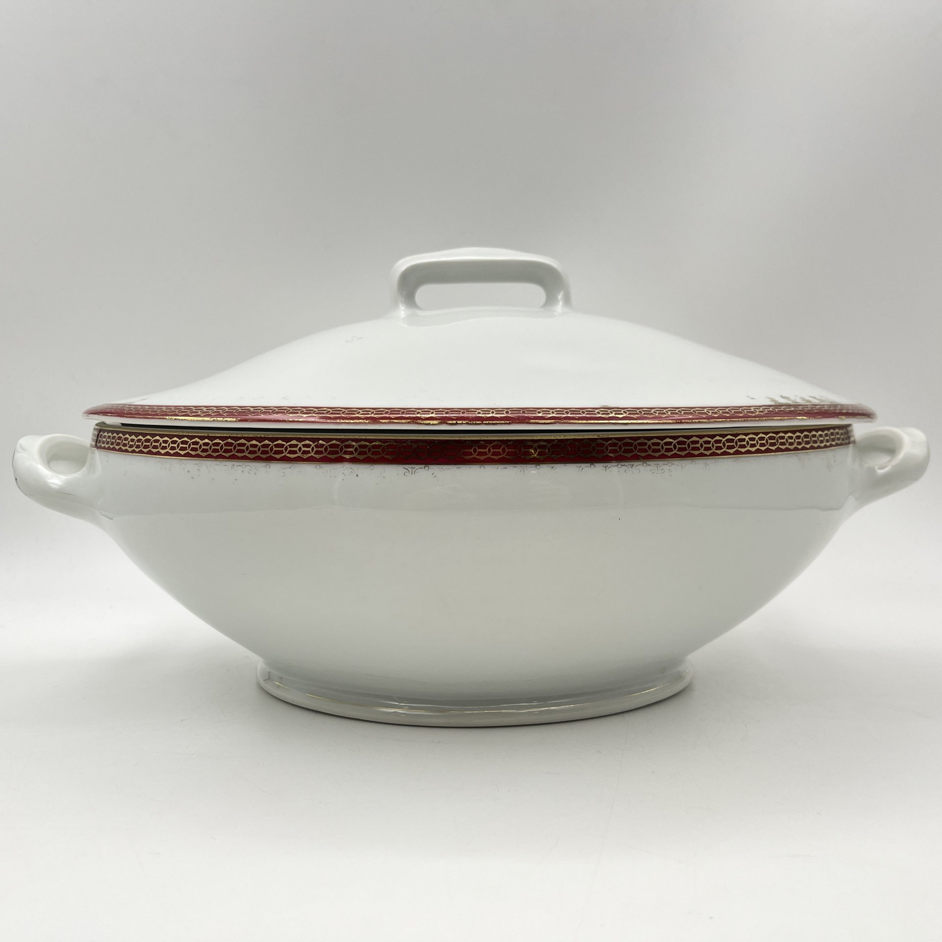 Супница (террина) с красно-золотой орнаментальной каймой, фабрика "Zeh, Scherzer & Co", фарфор, обводка, золочение, Германия, 1880-1918 гг.