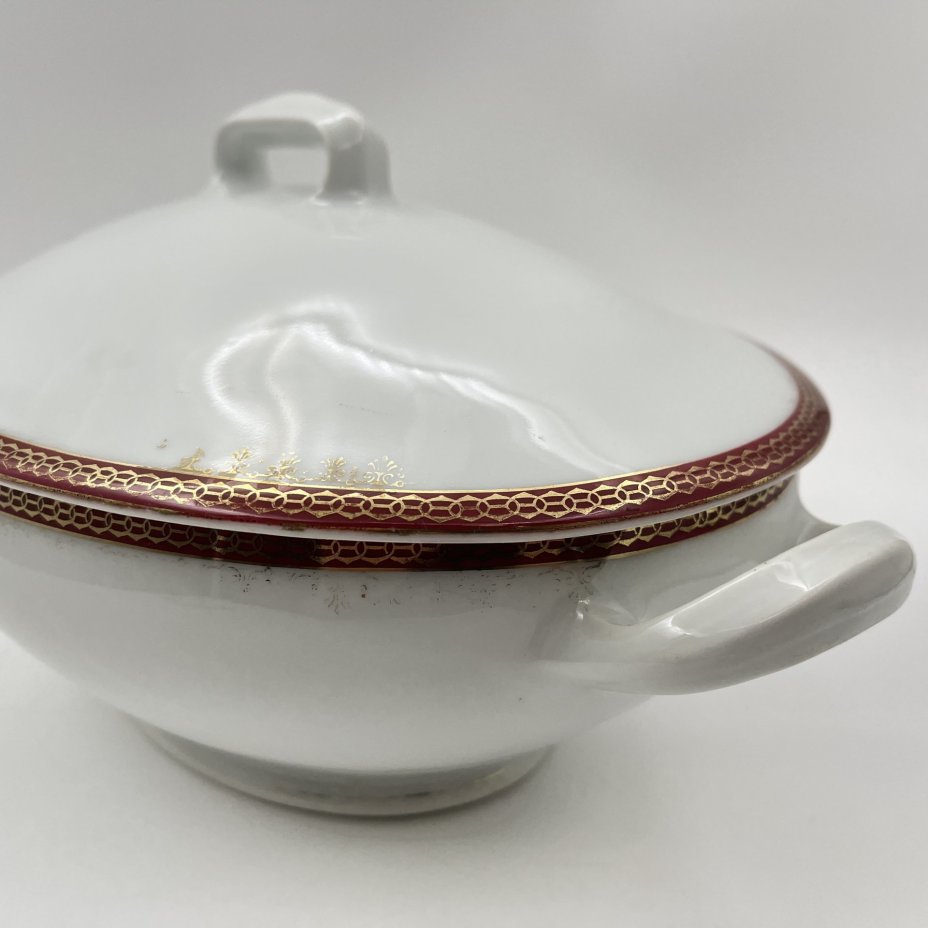 Супница (террина) с красно-золотой орнаментальной каймой, фабрика "Zeh, Scherzer & Co"