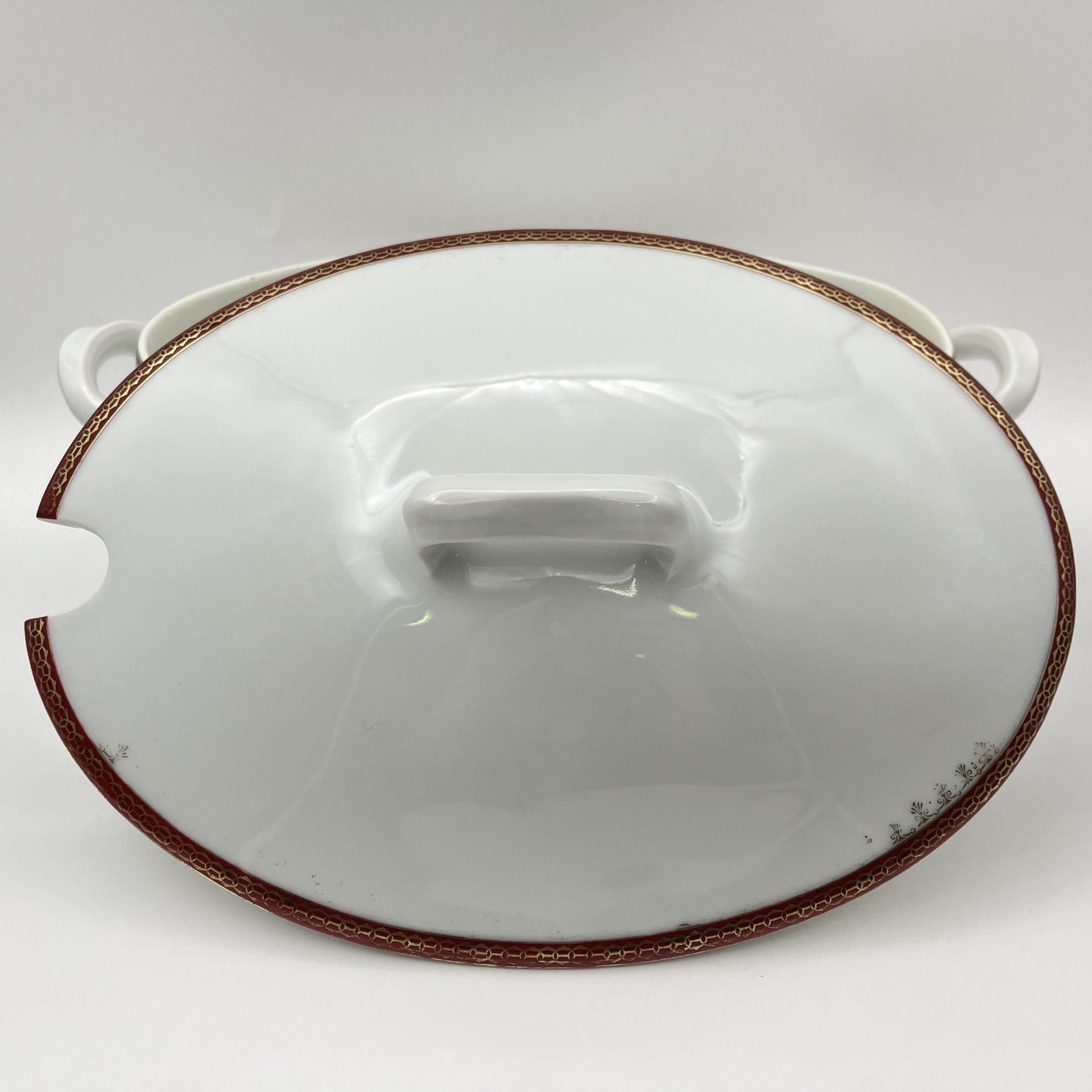 Супница (террина) с красно-золотой орнаментальной каймой, фабрика "Zeh, Scherzer & Co", фарфор, обводка, золочение, Германия, 1880-1918 гг.