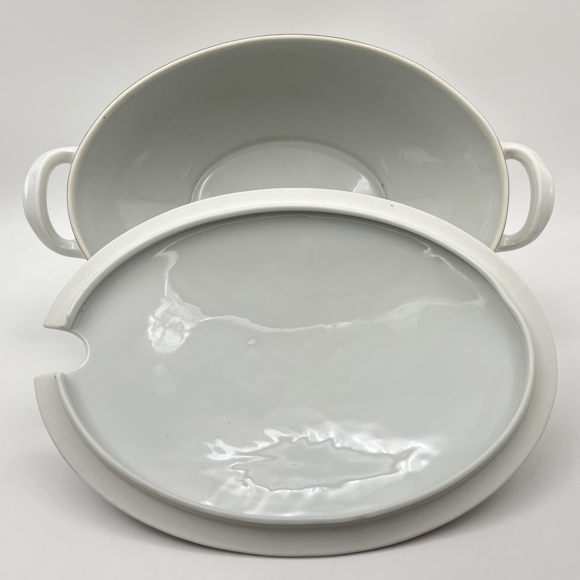 Супница (террина) с красно-золотой орнаментальной каймой, фабрика "Zeh, Scherzer & Co", фарфор, обводка, золочение, Германия, 1880-1918 гг.