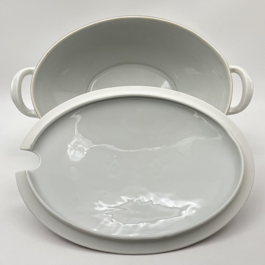 Супница (террина) с красно-золотой орнаментальной каймой, фабрика "Zeh, Scherzer & Co"