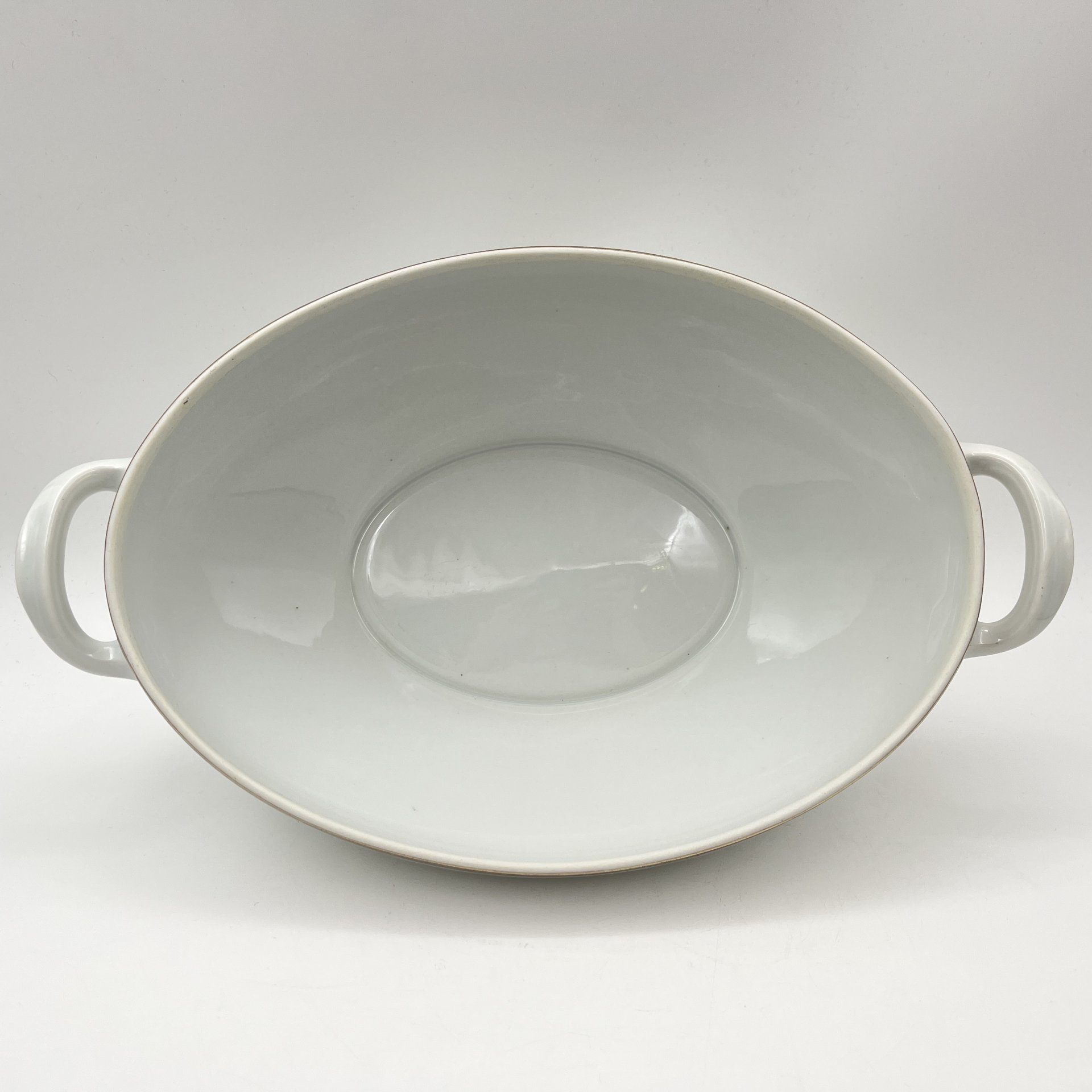 Супница (террина) с красно-золотой орнаментальной каймой, фабрика "Zeh, Scherzer & Co", фарфор, обводка, золочение, Германия, 1880-1918 гг.