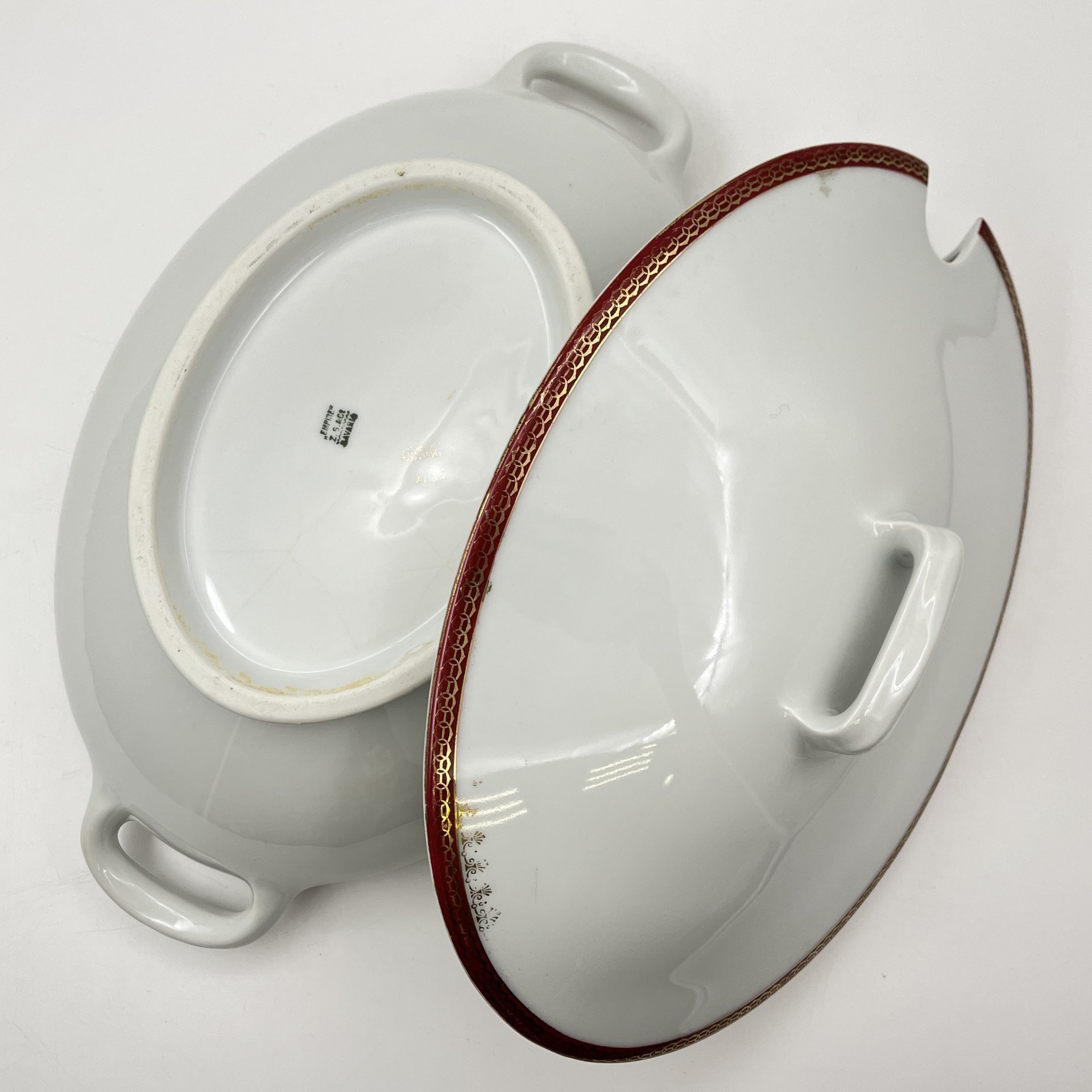 Супница (террина) с красно-золотой орнаментальной каймой, фабрика "Zeh, Scherzer & Co", фарфор, обводка, золочение, Германия, 1880-1918 гг.