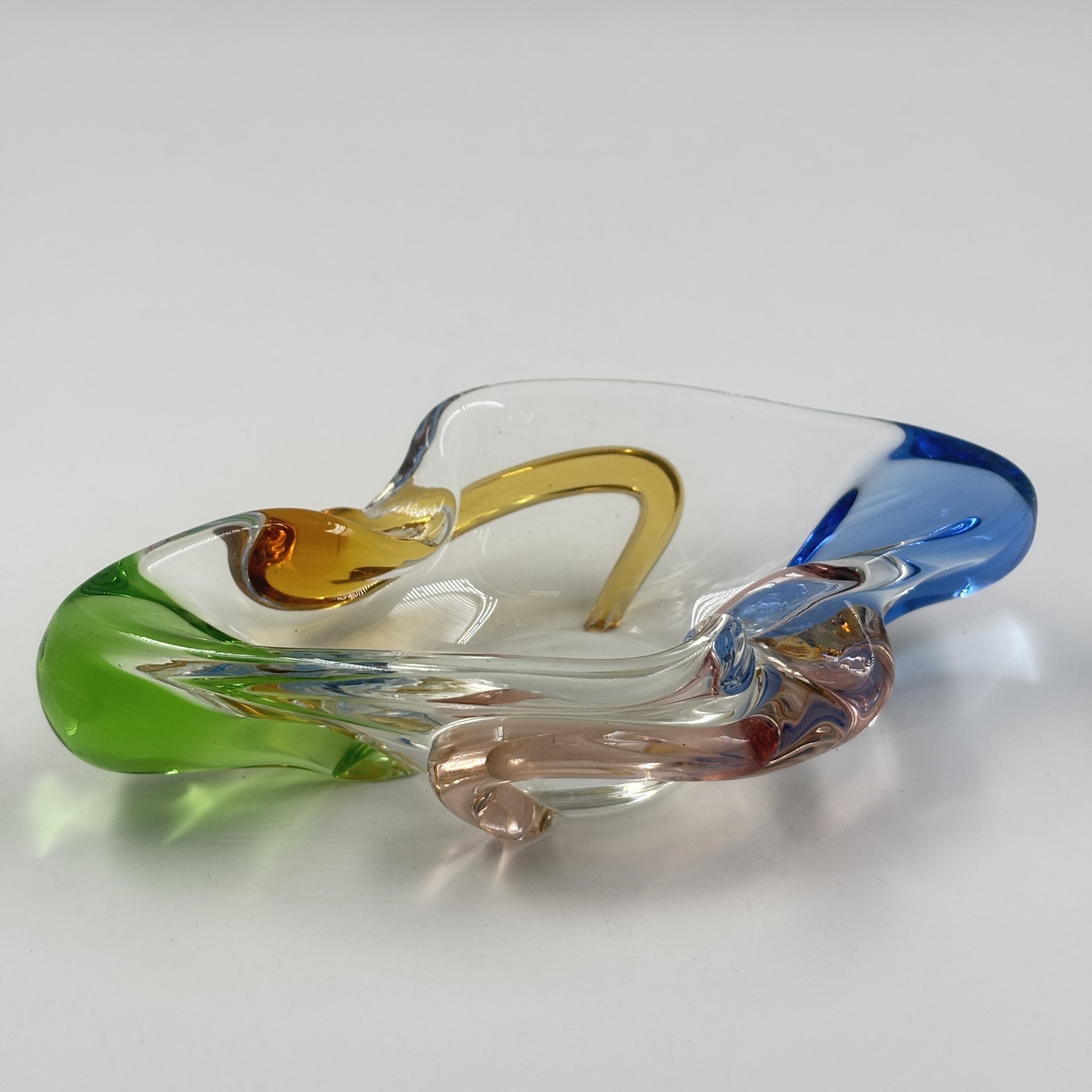 Пепельница необычной формы, дизайнер Karel Zemek, коллекция "Рапсодия", Mstisov Glassworks (Стекольный завод в Мстишов)