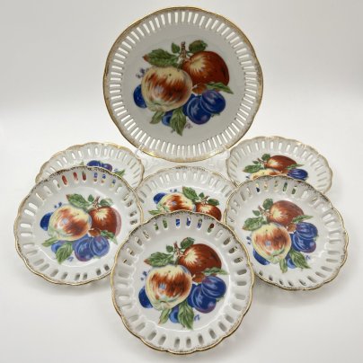 Набор десертный с прорезным бортом "Ягоды и фрукты" на 6 персон (7 предметов), фарфор, деколь, золочение, Западная Европа, 1900-1930 гг.
