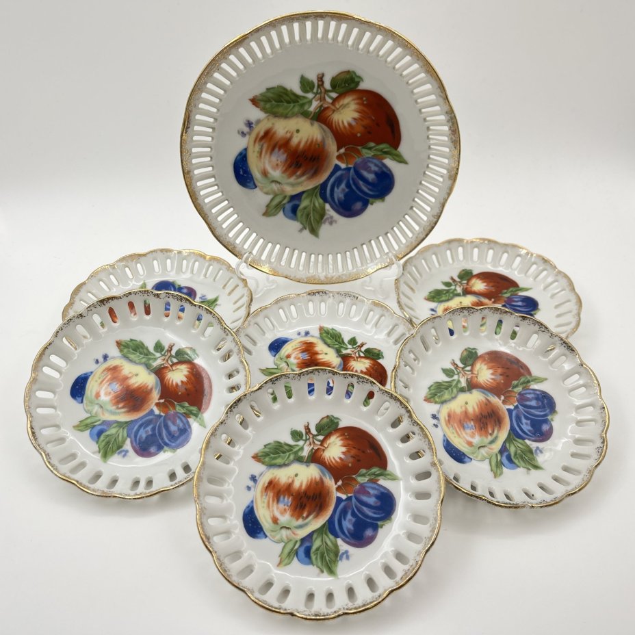 Набор десертный с прорезным бортом "Ягоды и фрукты" на 6 персон (7 предметов), фарфор, деколь, золочение, Западная Европа, 1900-1930 гг.