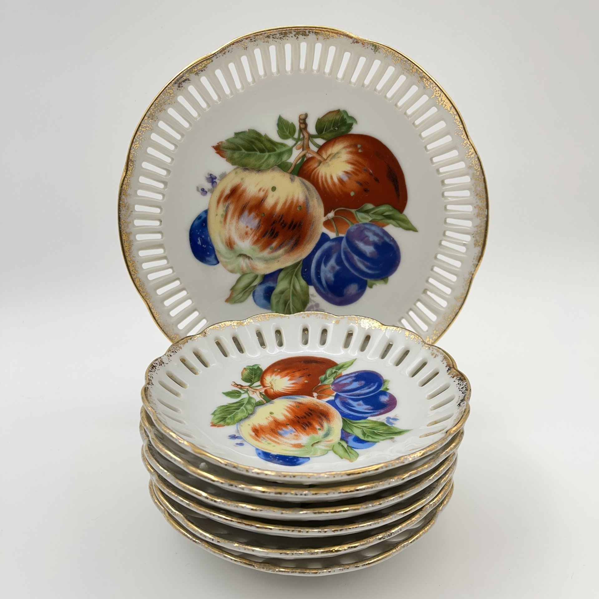 Набор десертный с прорезным бортом "Ягоды и фрукты" на 6 персон (7 предметов), фарфор, деколь, золочение, Западная Европа, 1900-1930 гг.