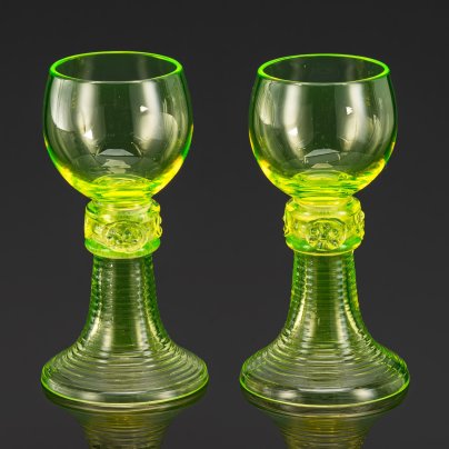 Пара рёмеров для белого вина на фигурной ножке с лепным декором, стекло, (урановое), Западная Европа, 1890-1920 гг.