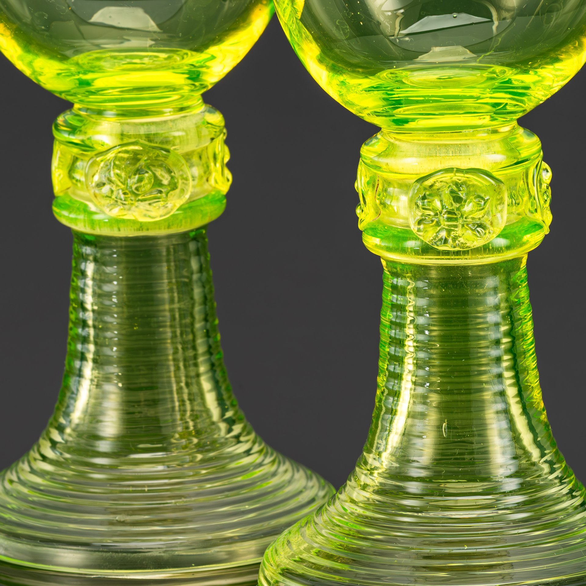 Пара рёмеров для белого вина на фигурной ножке с лепным декором, стекло, (урановое), Западная Европа, 1890-1920 гг.