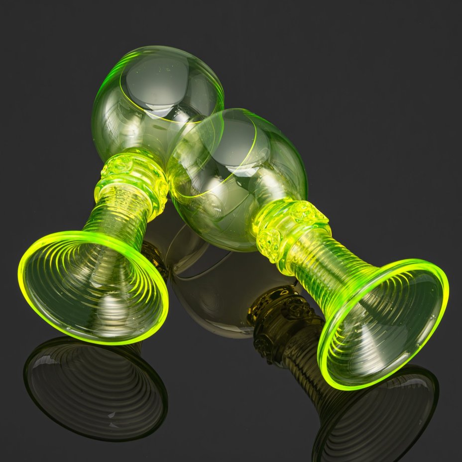 Пара рёмеров для белого вина на фигурной ножке с лепным декором