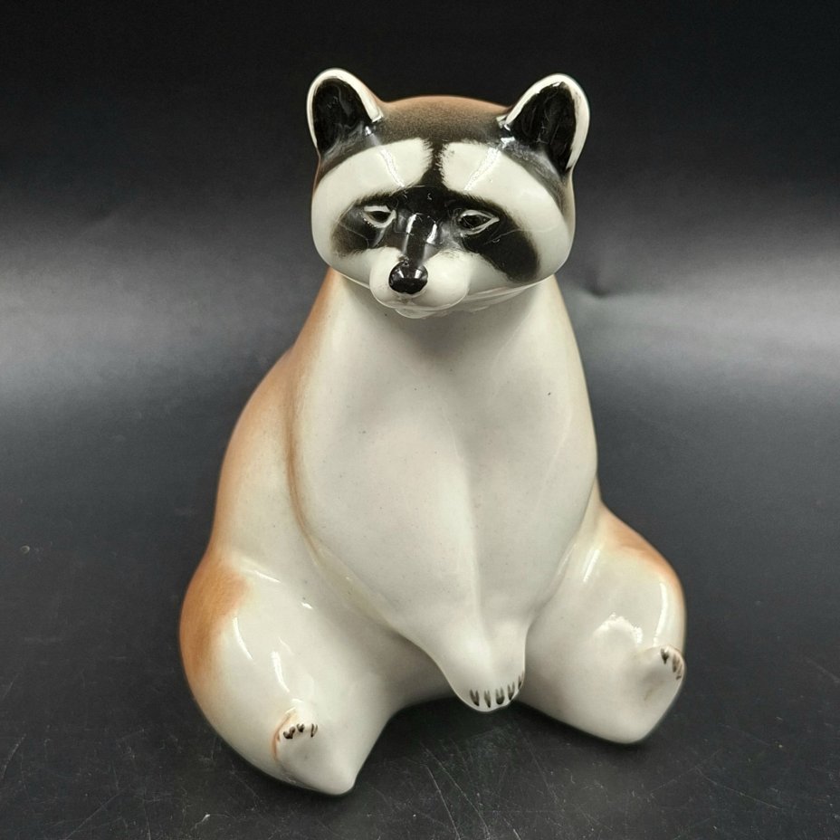 Статуэтка "Енот сидящий", скульптор П.П. Веселов, фарфор, аэрография, роспись, Ленинградский фарфоровый завод (ЛФЗ), СССР, 1970-1992 гг.