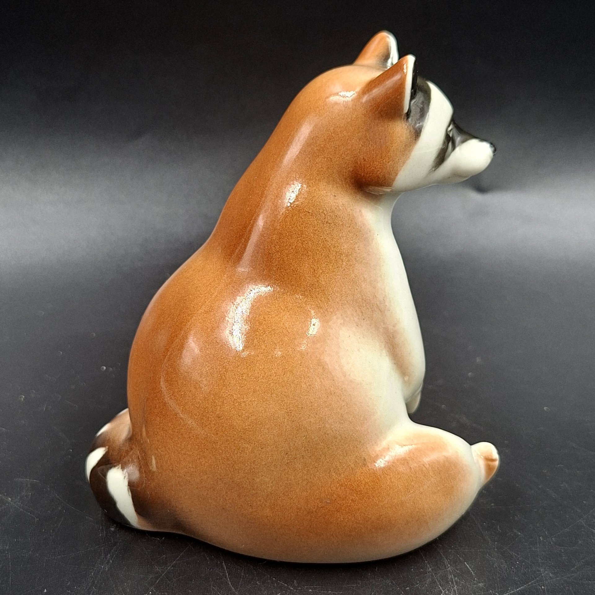 Статуэтка "Енот сидящий", скульптор П.П. Веселов, фарфор, аэрография, роспись, Ленинградский фарфоровый завод (ЛФЗ), СССР, 1970-1992 гг.