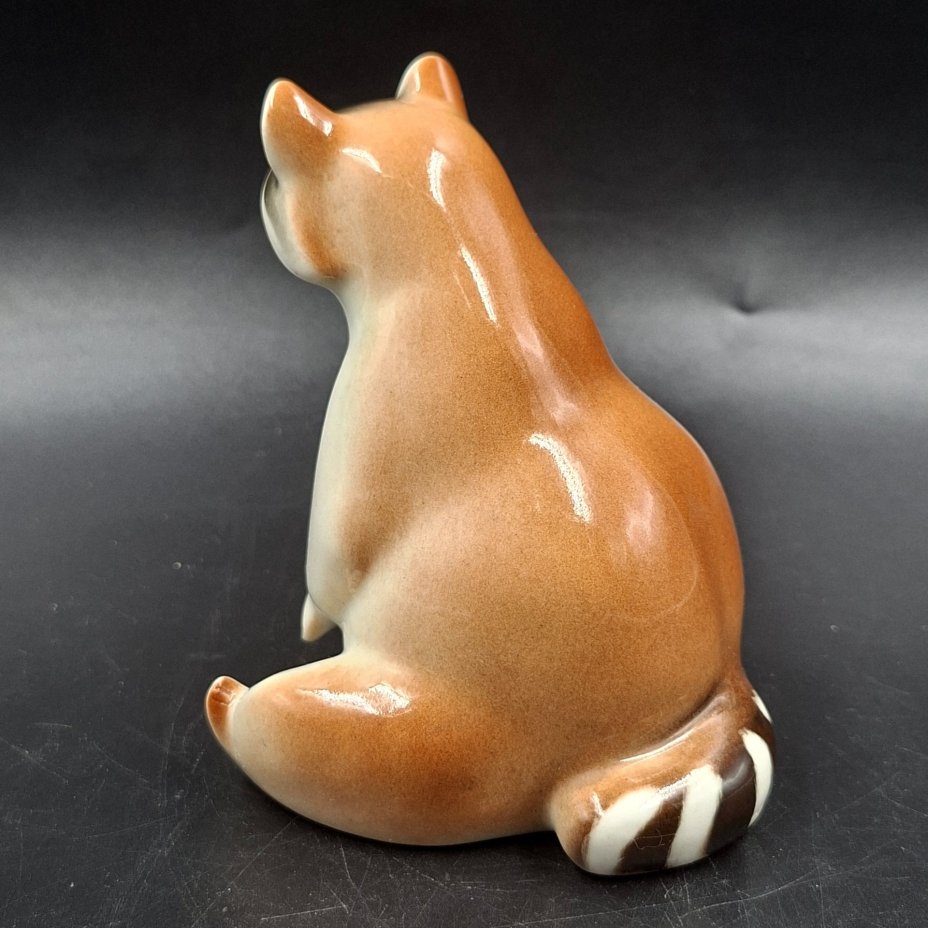 Статуэтка "Енот сидящий", скульптор П.П. Веселов, фарфор, аэрография, роспись, Ленинградский фарфоровый завод (ЛФЗ), СССР, 1970-1992 гг.