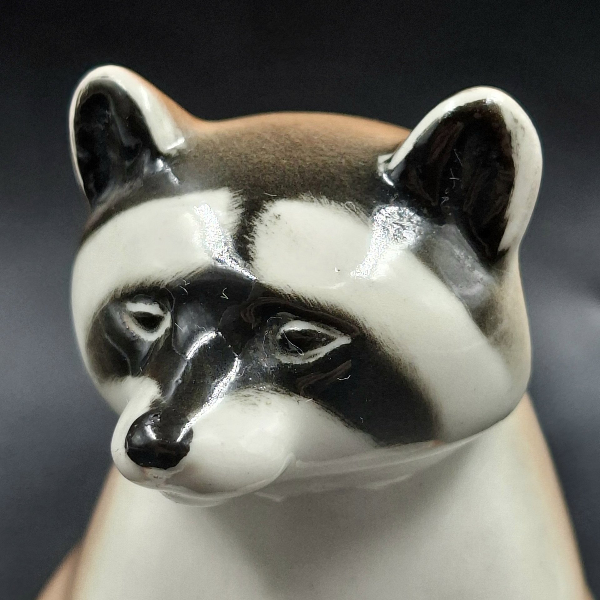 Статуэтка "Енот сидящий", скульптор П.П. Веселов, фарфор, аэрография, роспись, Ленинградский фарфоровый завод (ЛФЗ), СССР, 1970-1992 гг.