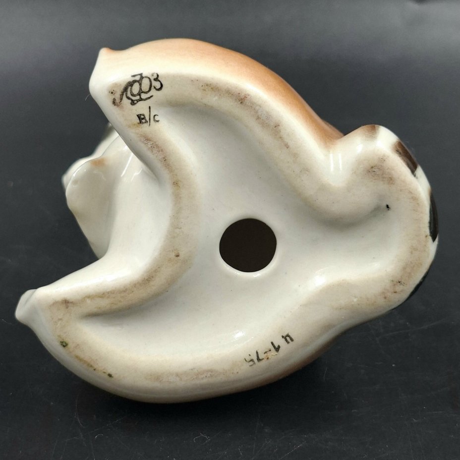 Статуэтка "Енот сидящий", скульптор П.П. Веселов, фарфор, аэрография, роспись, Ленинградский фарфоровый завод (ЛФЗ), СССР, 1970-1992 гг.