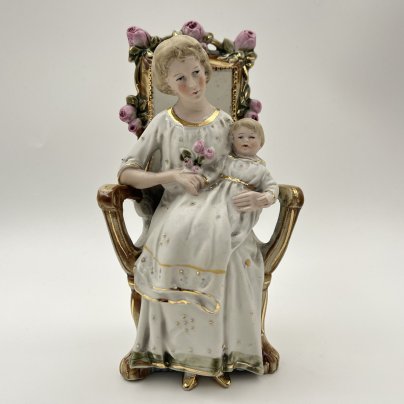 Статуэтка "Мама с ребенком", фарфор, роспись, золочение, Европа, 1920-1940 гг.