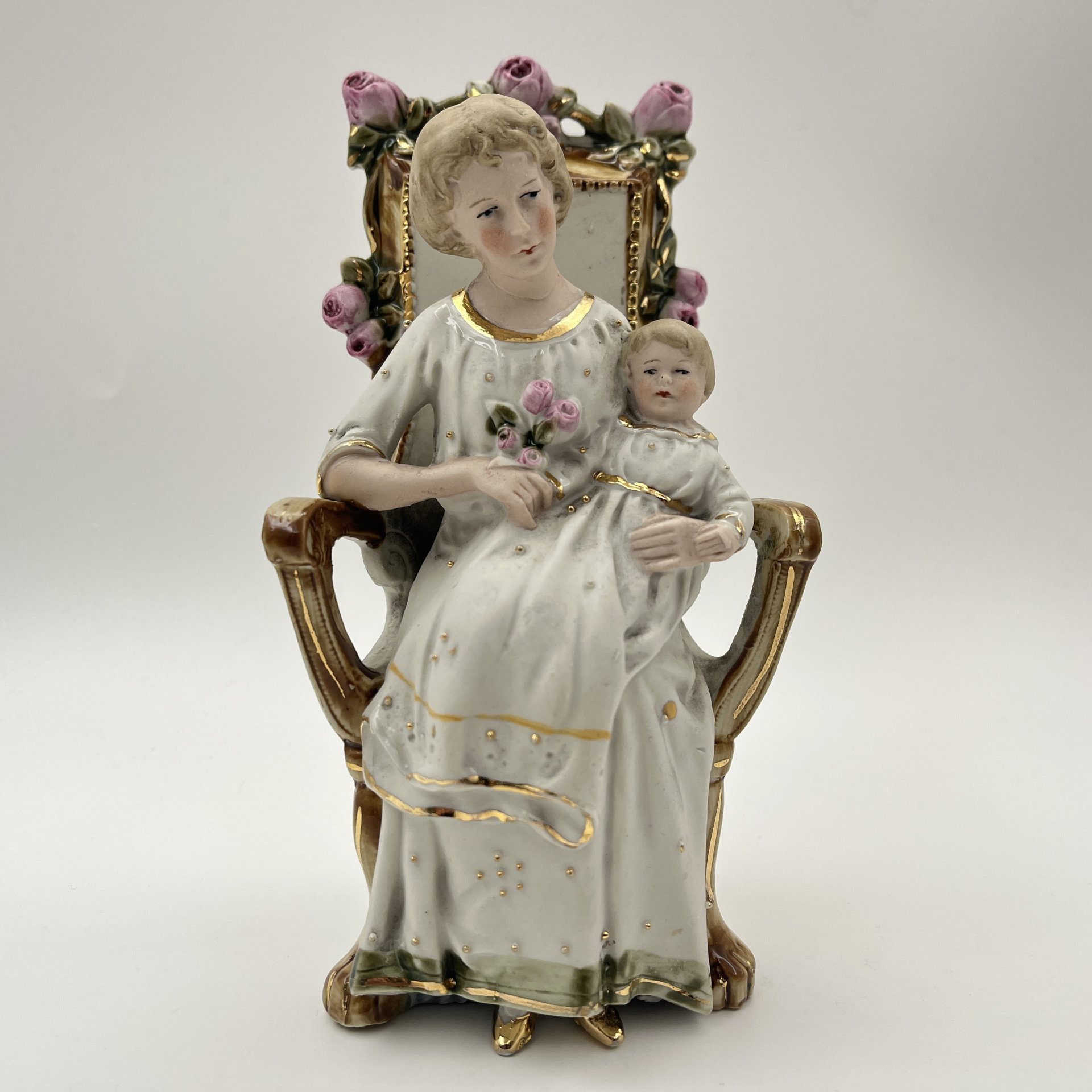 Статуэтка "Мама с ребенком", фарфор, роспись, золочение, Европа, 1920-1940 гг.