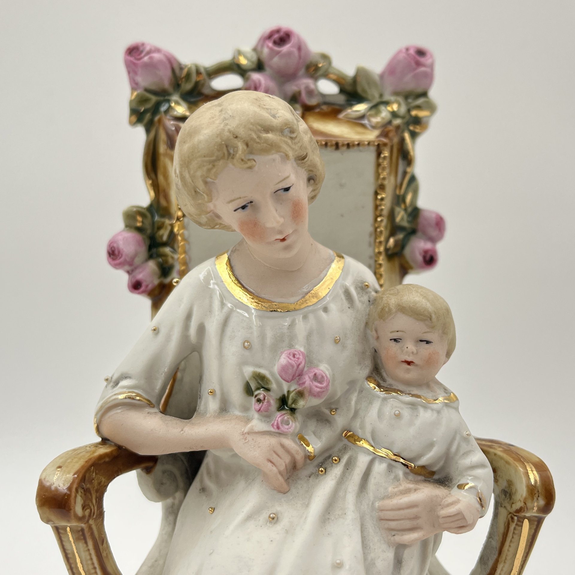 Статуэтка "Мама с ребенком", фарфор, роспись, золочение, Европа, 1920-1940 гг.