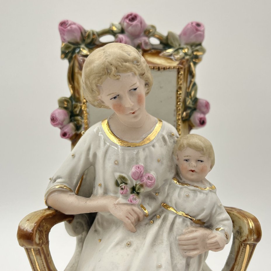 Статуэтка "Мама с ребенком"