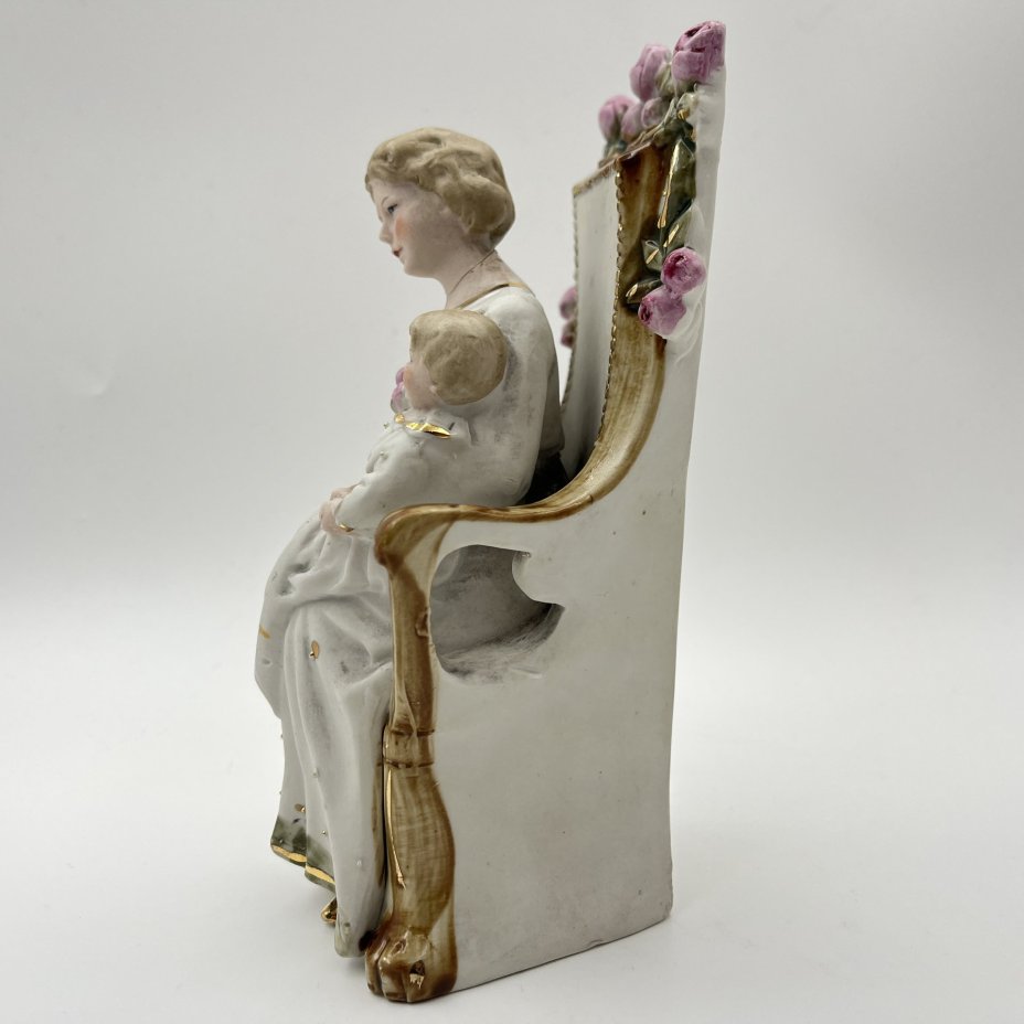 Статуэтка "Мама с ребенком"