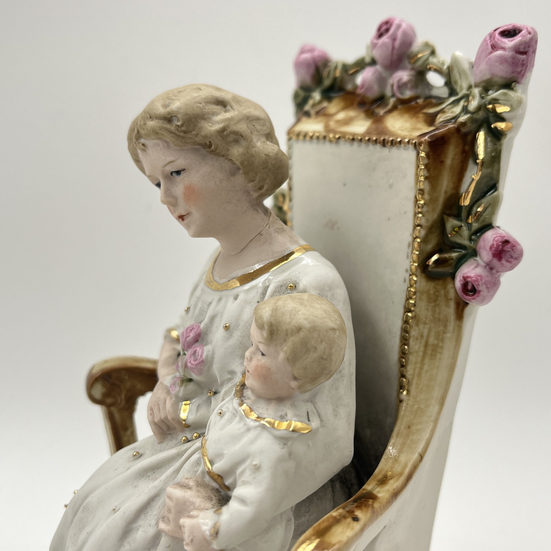 Статуэтка "Мама с ребенком", фарфор, роспись, золочение, Европа, 1920-1940 гг.