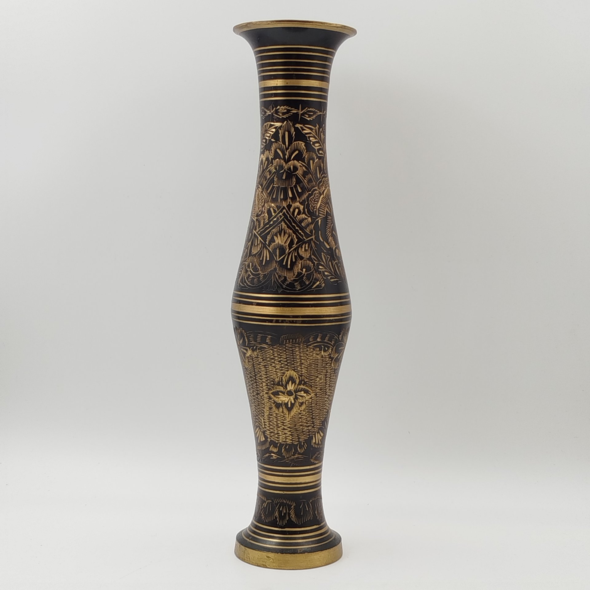 Ваза в восточном стиле с золотистым растительным декором на черном фоне