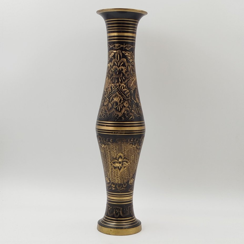 Ваза в восточном стиле с золотистым растительным декором на черном фоне