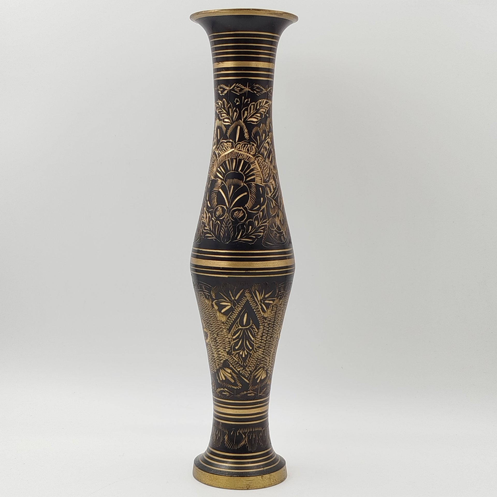 Ваза в восточном стиле с золотистым растительным декором на черном фоне
