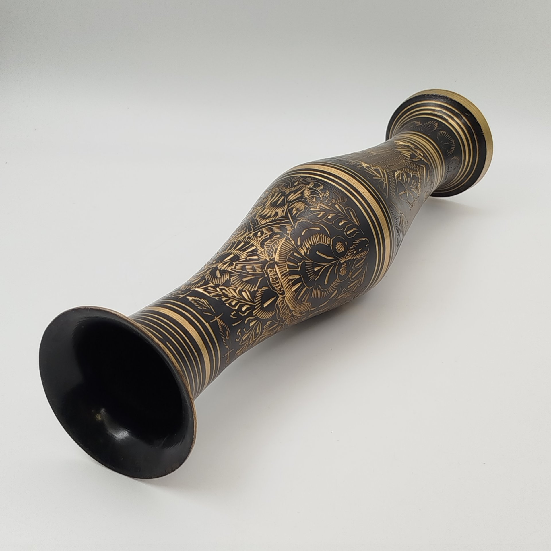 Ваза в восточном стиле с золотистым растительным декором на черном фоне