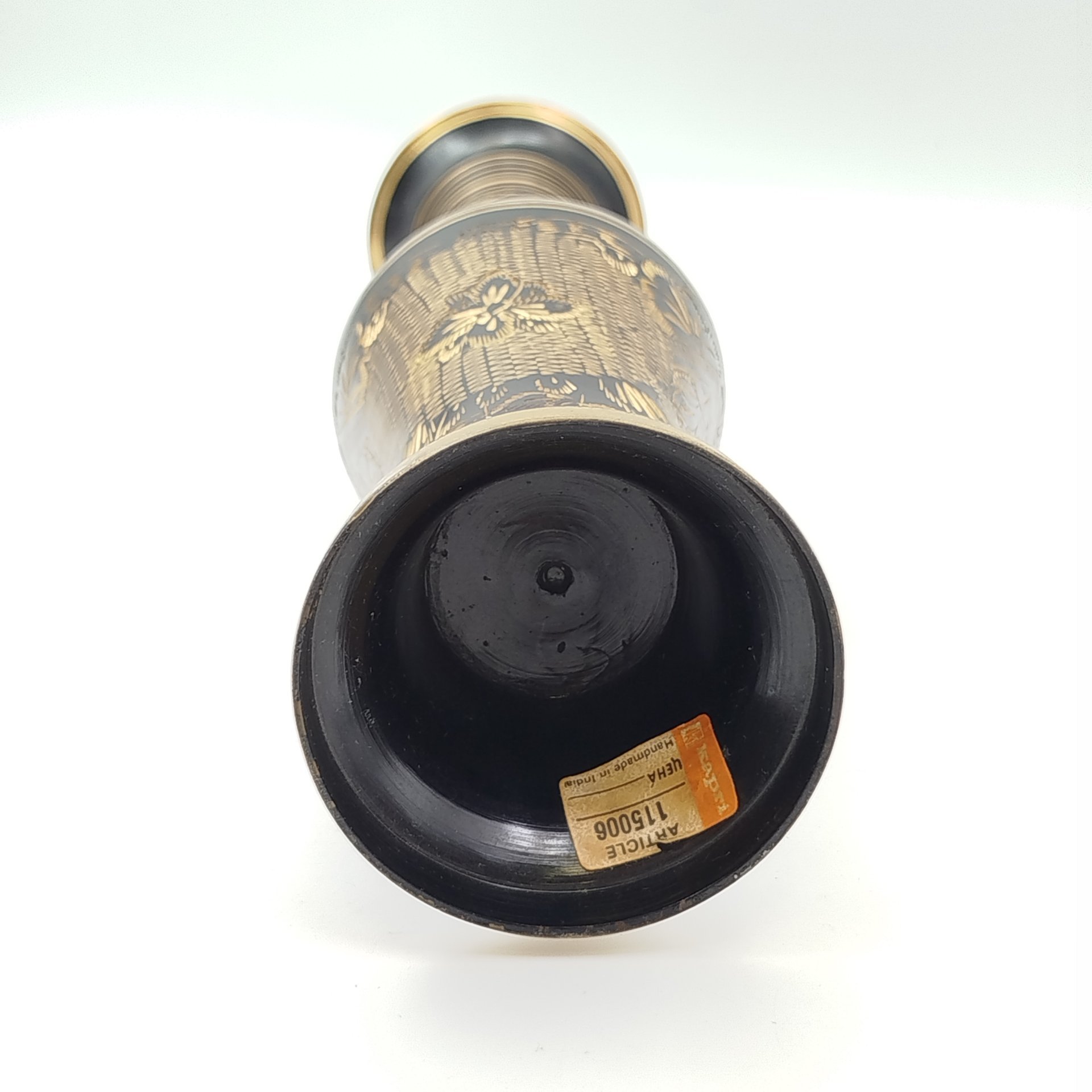 Ваза в восточном стиле с золотистым растительным декором на черном фоне