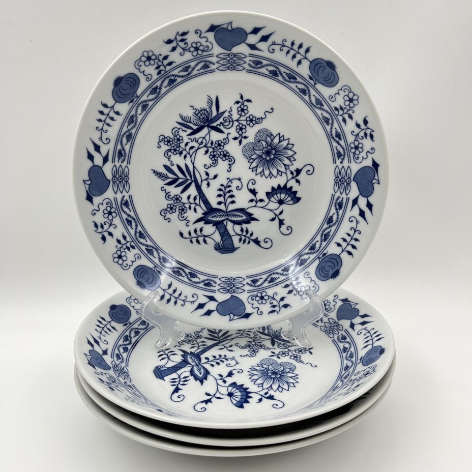 Набор из четырех суповых тарелок "Луковый узор", "Bohemia inglazed", фарфор, деколь, Чехословакия, 1970-1990 гг.