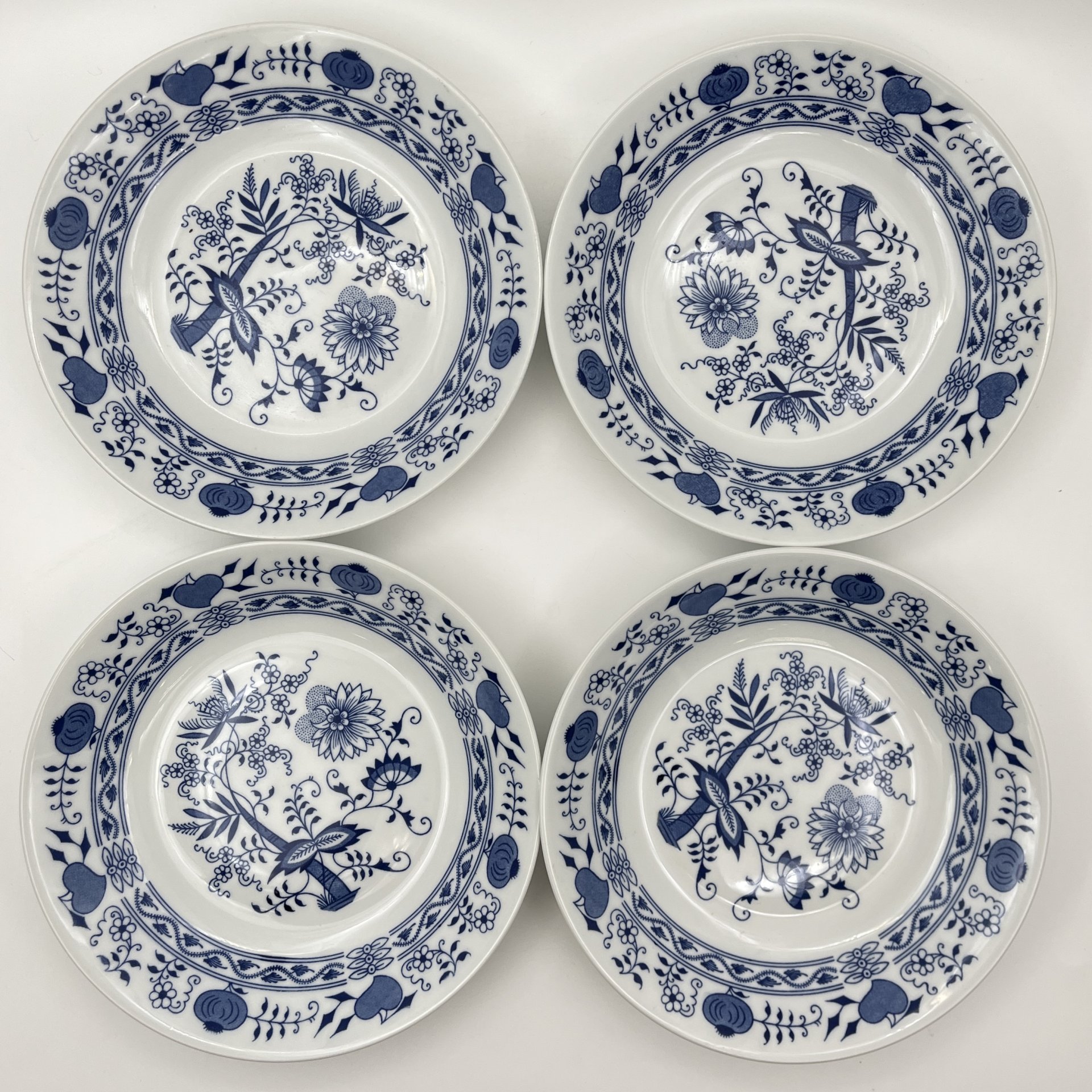 Набор из четырех суповых тарелок "Луковый узор", "Bohemia inglazed", фарфор, деколь, Чехословакия, 1970-1990 гг.