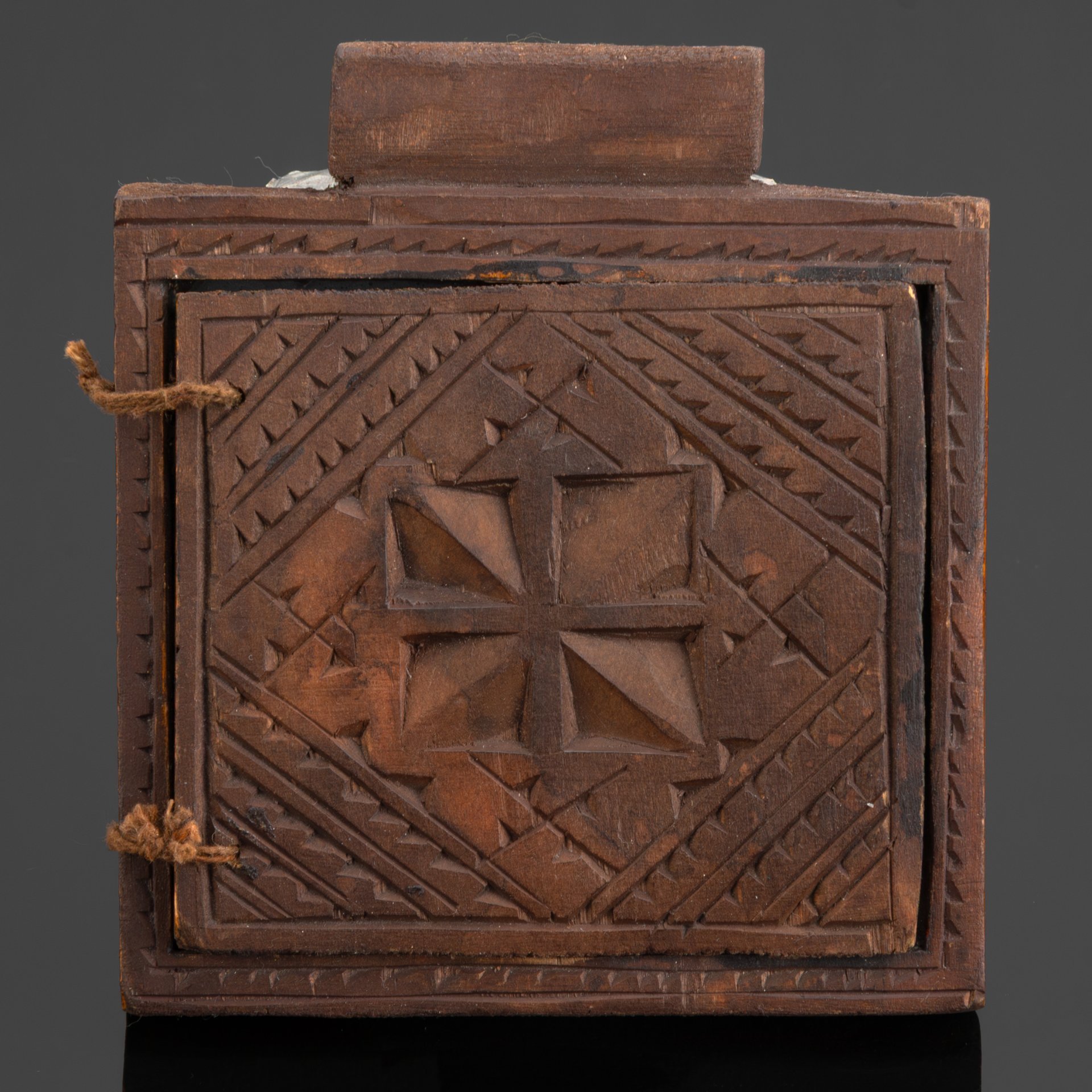 Складень двустворчатый "Распятие Христово" (Эфиопская иконопись), дерево, резьба, роспись, Африка, 1960-1990 гг.