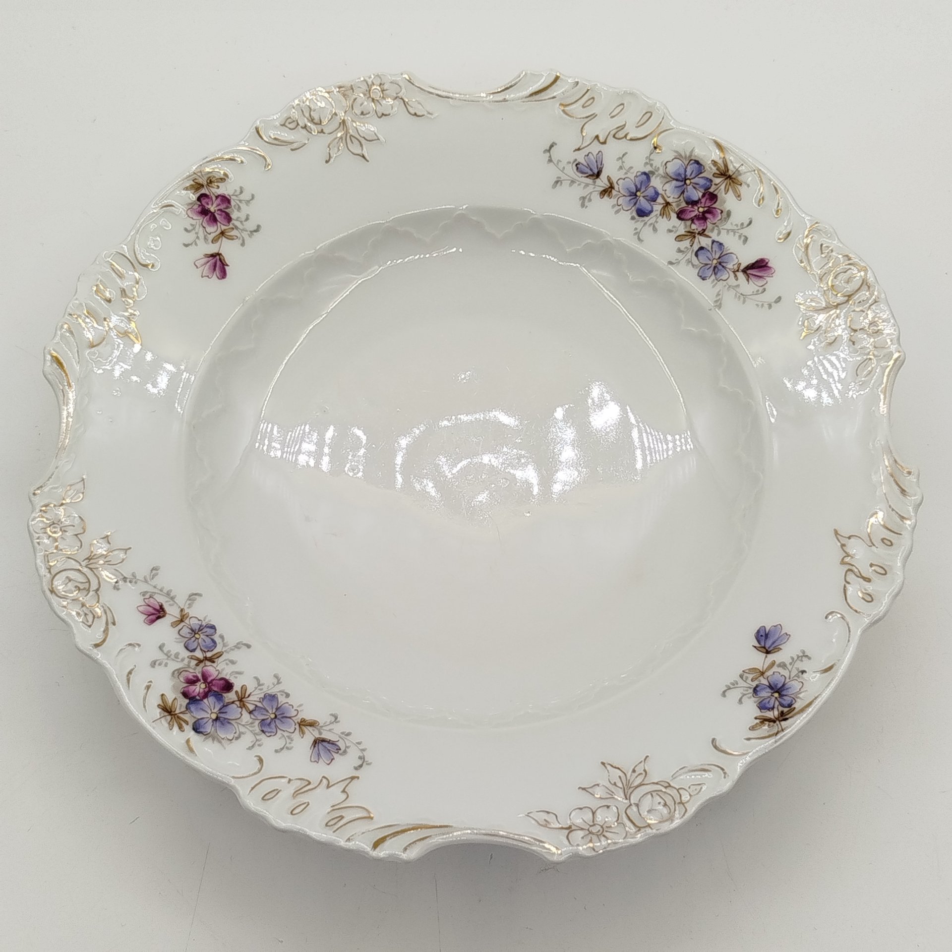 Тарелка суповая с рельефным цветочным декором, фарфор, роспись, золочение, Hermann Ohme, Германия, 1883-1930 гг.