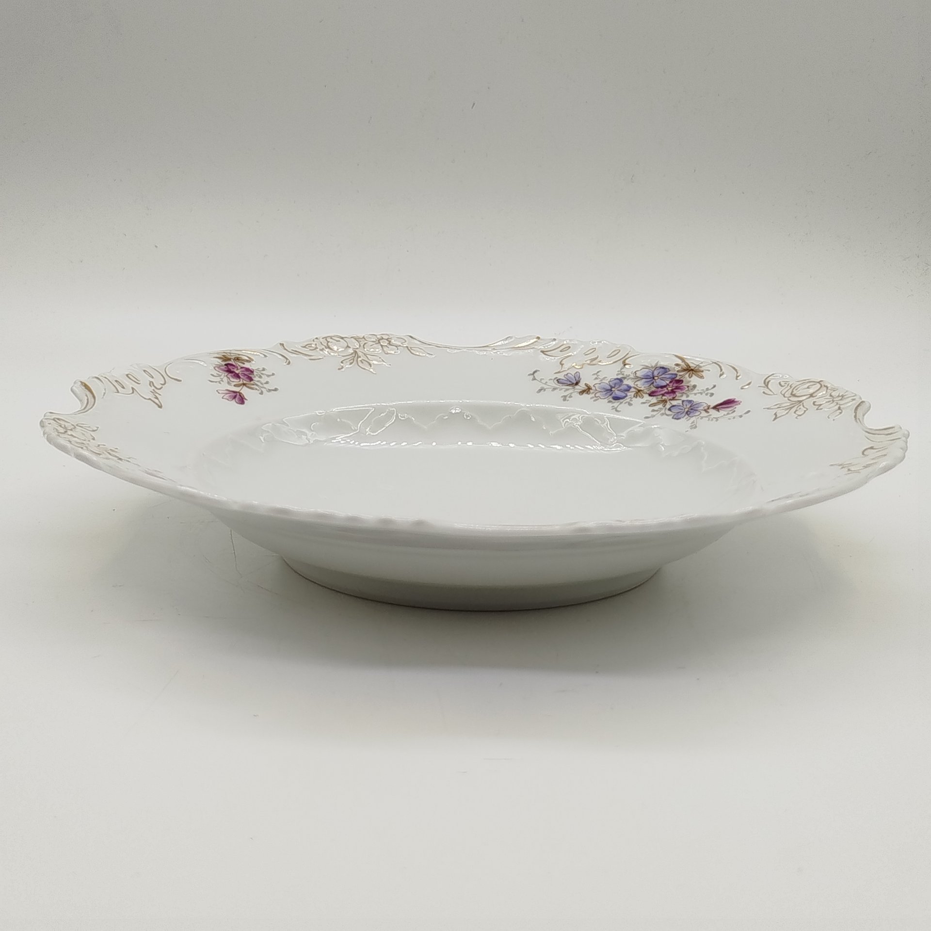 Тарелка суповая с рельефным цветочным декором, фарфор, роспись, золочение, Hermann Ohme, Германия, 1883-1930 гг.