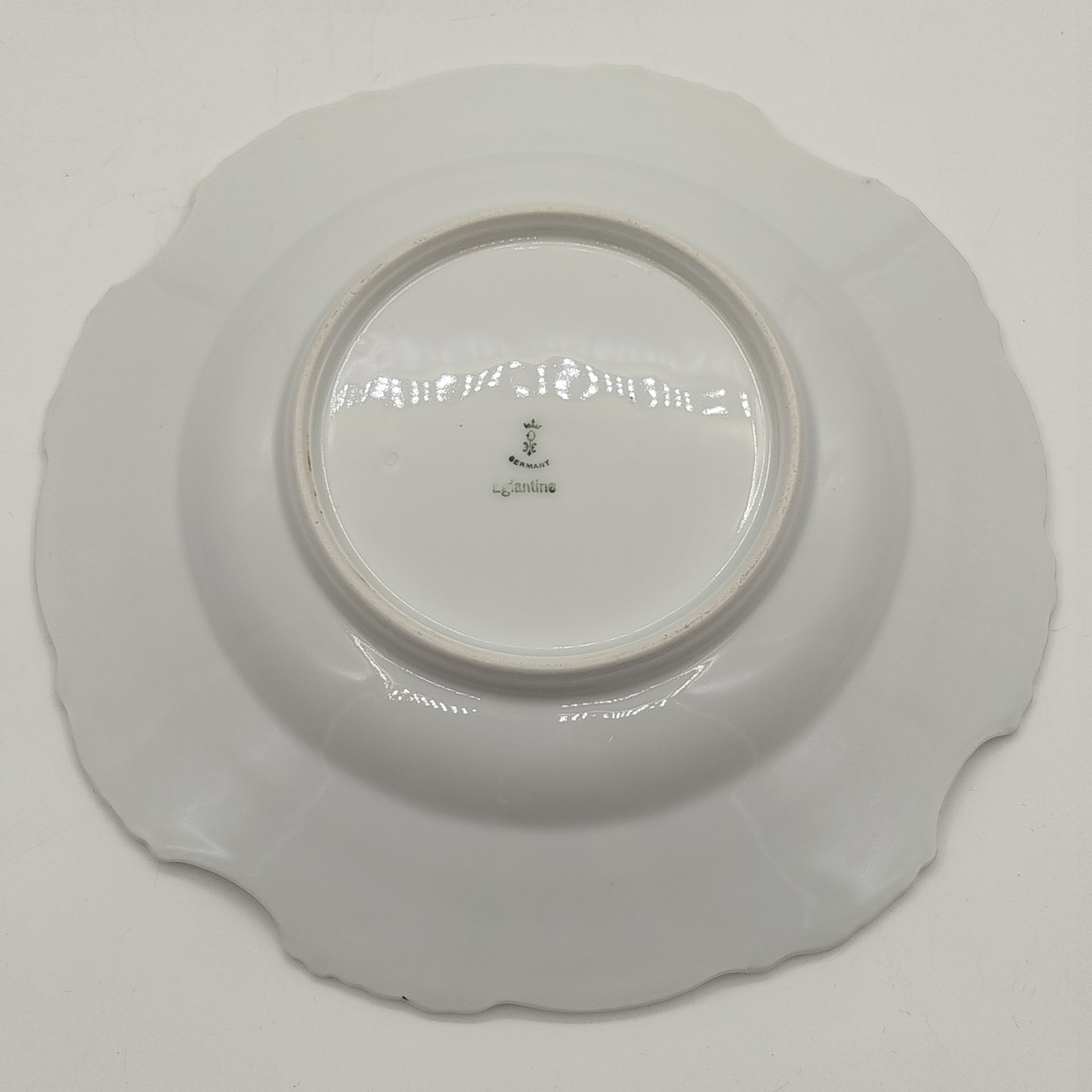 Тарелка суповая с рельефным цветочным декором, фарфор, роспись, золочение, Hermann Ohme, Германия, 1883-1930 гг.