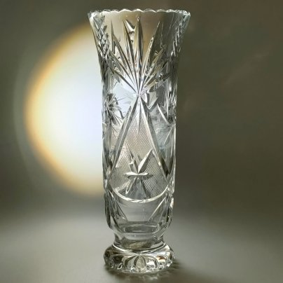 Ваза для цветов с резным геометрическим декором