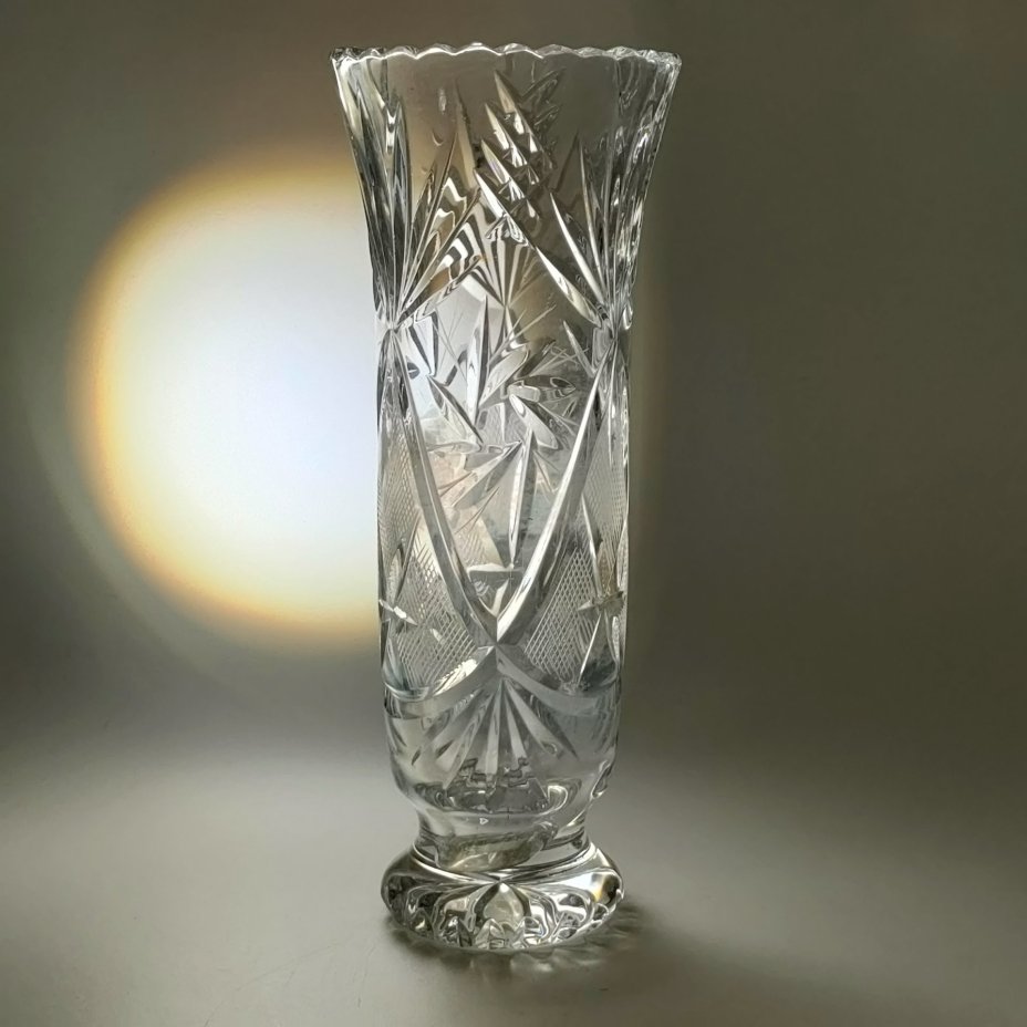 Ваза для цветов с резным геометрическим декором