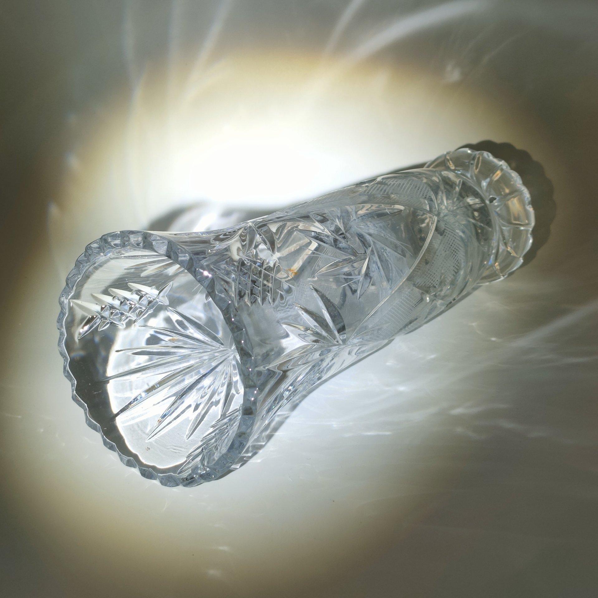 Ваза для цветов с резным геометрическим декором