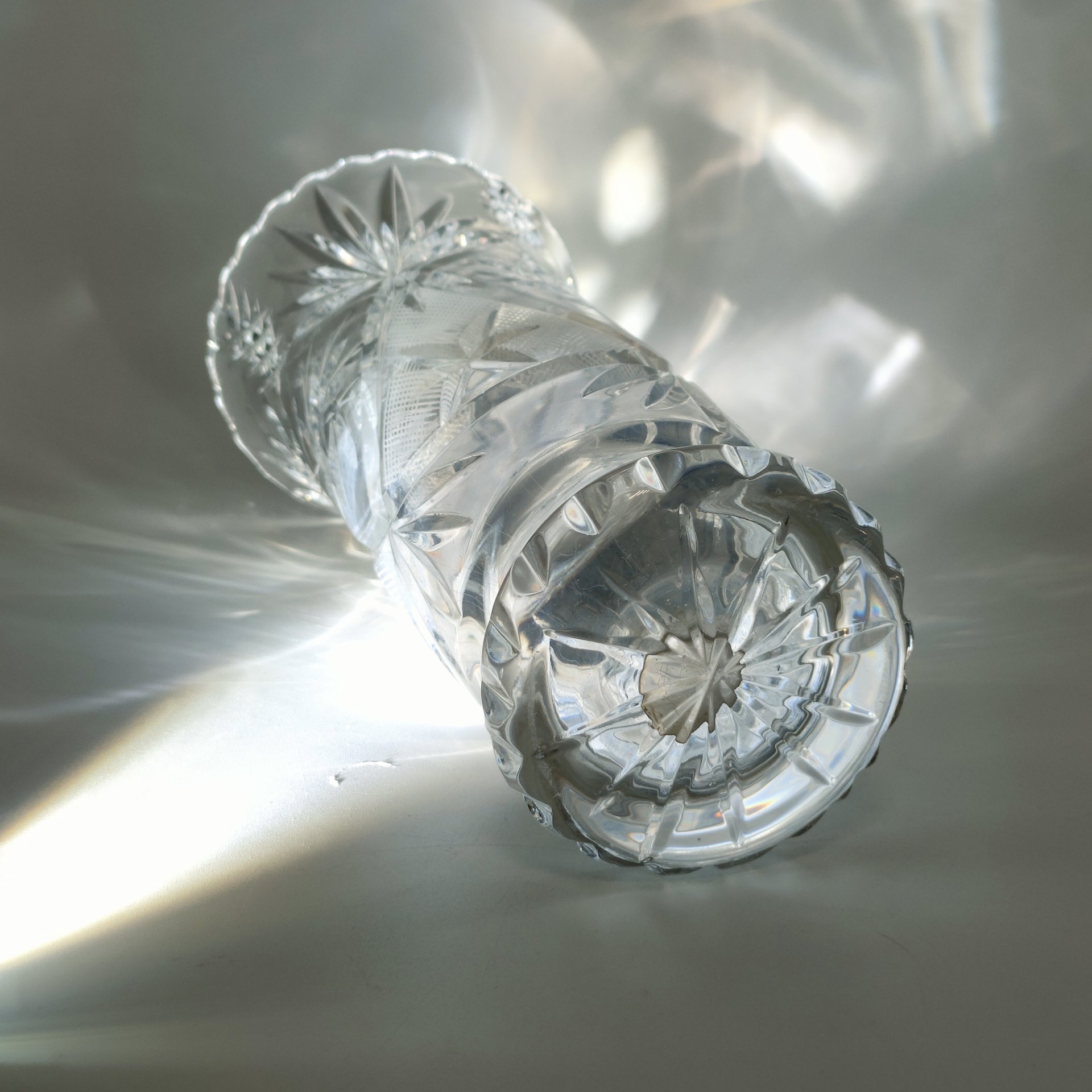 Ваза для цветов с резным геометрическим декором