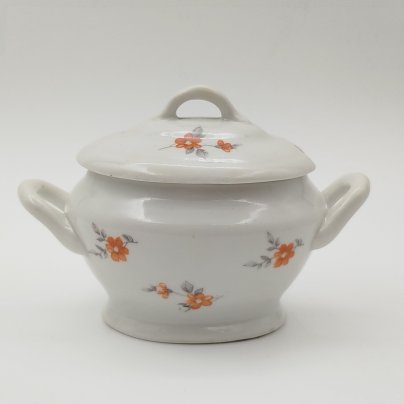 Соусник с декором в виде красных цветов, фарфор, деколь, Дмитровский фарфоровый завод (ДФЗ Вербилки), СССР, 1946-1950 гг.