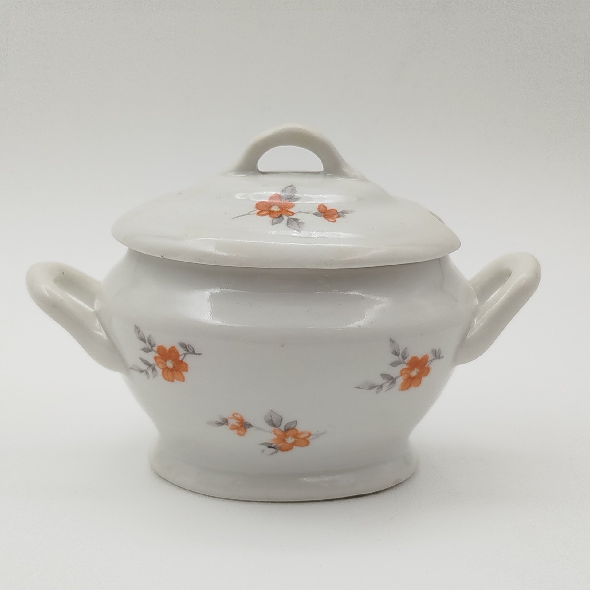 Соусник с декором в виде красных цветов, фарфор, деколь, Дмитровский фарфоровый завод (ДФЗ Вербилки), СССР, 1946-1950 гг.