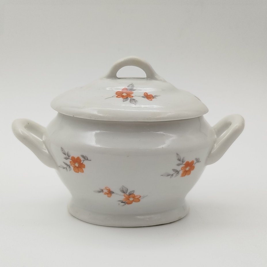 Соусник с декором в виде красных цветов, фарфор, деколь, Дмитровский фарфоровый завод (ДФЗ Вербилки), СССР, 1946-1950 гг.