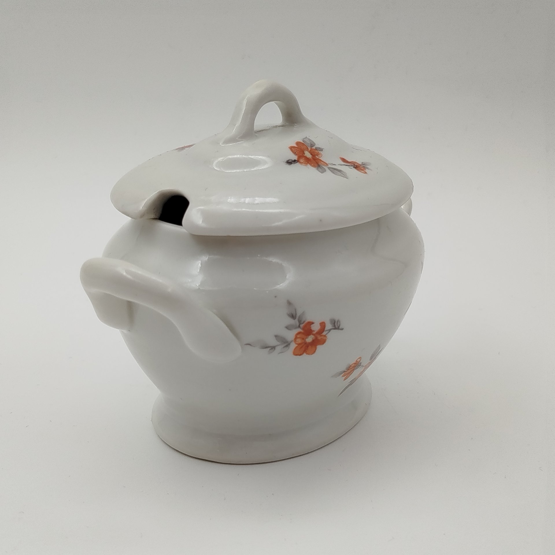 Соусник с декором в виде красных цветов, фарфор, деколь, Дмитровский фарфоровый завод (ДФЗ Вербилки), СССР, 1946-1950 гг.