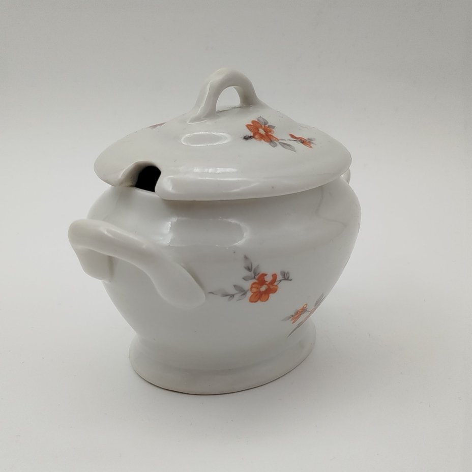 Соусник с декором в виде красных цветов, фарфор, деколь, Дмитровский фарфоровый завод (ДФЗ Вербилки), СССР, 1946-1950 гг.