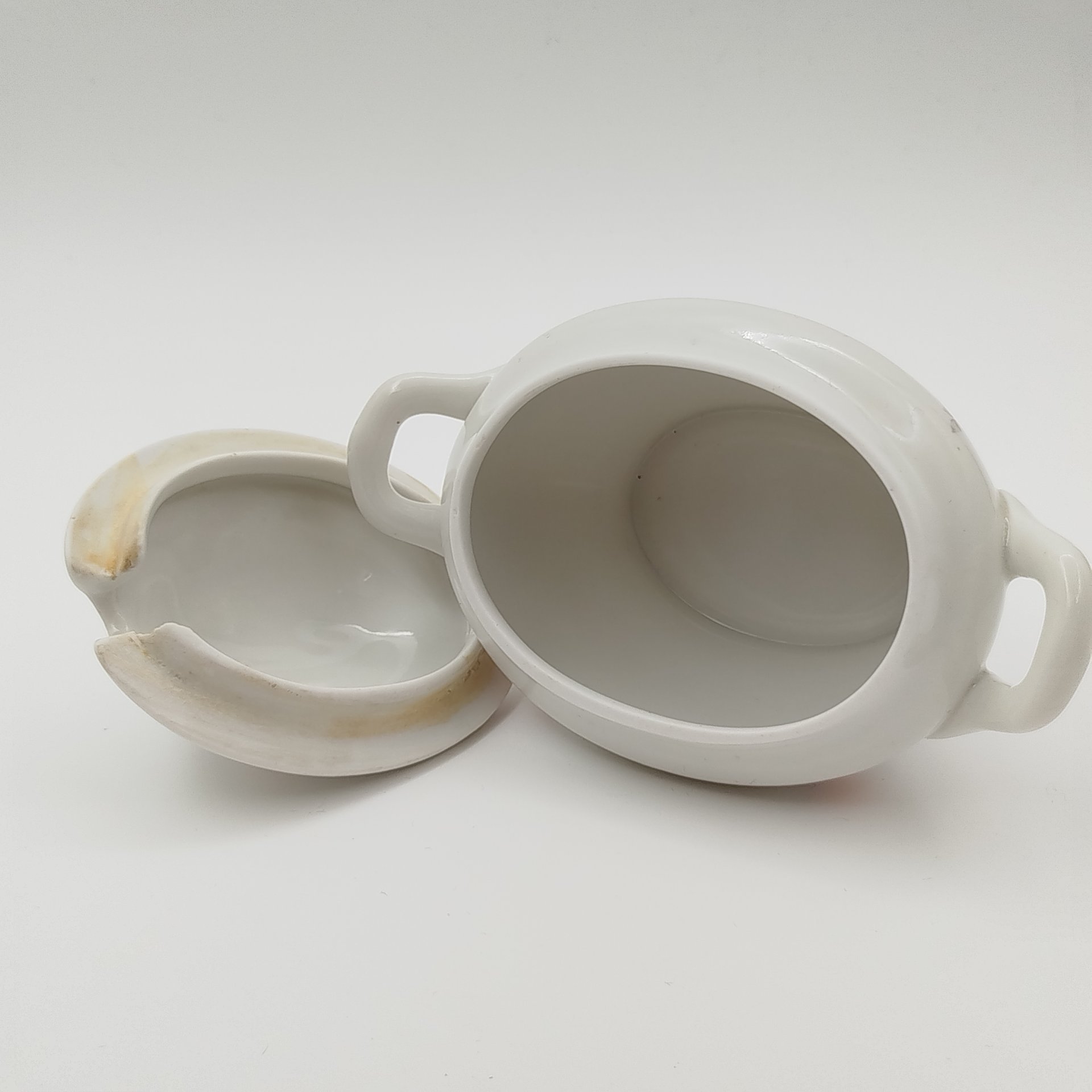 Соусник с декором в виде красных цветов, фарфор, деколь, Дмитровский фарфоровый завод (ДФЗ Вербилки), СССР, 1946-1950 гг.